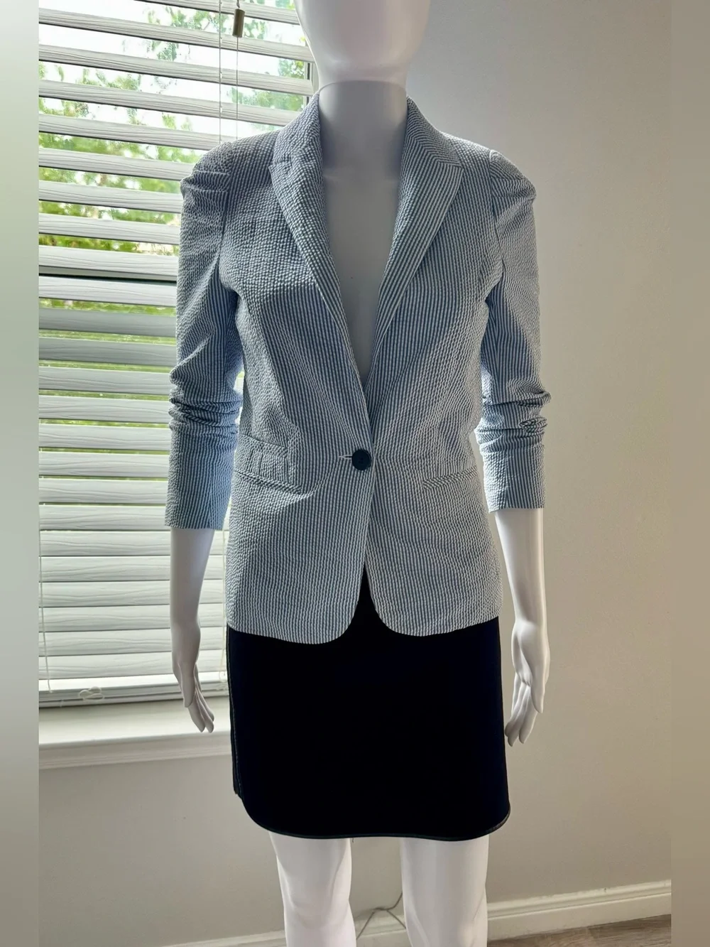H&M women's seersucker blazer (blue and white stripe). Sz-4. Fitted H&M blazer
